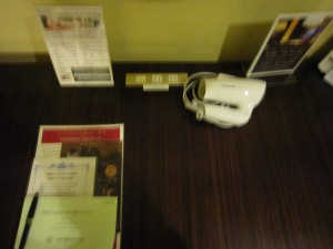 ホテルモントレ ラ・スール福岡 コーナーツインルーム デスク回り LANコネクタとACコンセントが2つついています