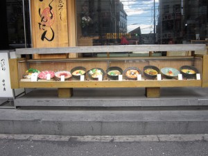 つるとんたん 六本木店 サンプル でかい器が並びます