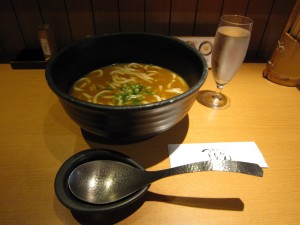 カレーのおうどん つるとんたん 六本木店にて とにかく器がでかいです