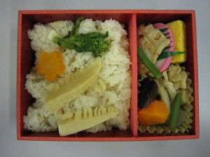 たけのこおこわ弁当 中身 春らしいおこわと小さいおかずが入っています