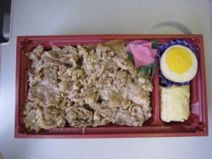 牛べん常陸牛弁当 中身 おかずは山芋の湯葉巻きと煮卵でした