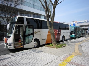 「社員用」と書かれたバス 行き先がJヴィレッジってまさか... いわき駅前にて