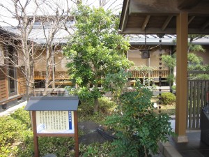 湯楽の里 日立店 玄関横の庭園