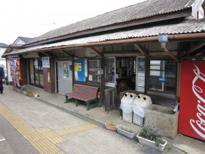 銚子電鉄線 笠上黒生駅 髪毛黒生駅 犬吠方面行きホームと駅舎