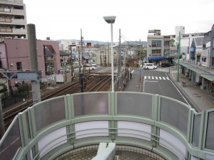 静鉄新清水駅からJR清水駅はこっちと言われて登った歩道橋のすぐ傍に、踏切がありました。だったら歩道橋登らなくて済んだのに