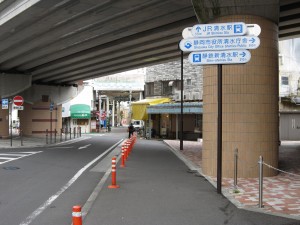 静鉄新清水駅からJR清水駅へはこっちと言われ、商店街の方に行きます