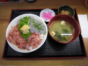生しらす桜えび丼 清水魚市場 河岸の市 まぐろ館にて