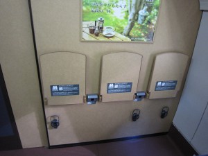 北陸新幹線 W7系 壁側コンセント 東京駅にて