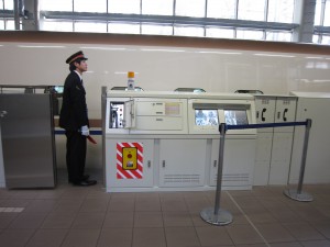 JR北陸新幹線 金沢駅 新幹線ホームの駅員さん 立ち位置はこうなっています