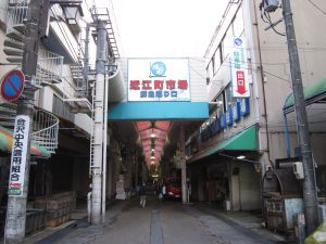 石川県金沢市 近江町市場 鮮魚通り口 夕方なので人影はまばら