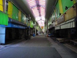 石川県金沢市 近江町市場 アーケード内 夕方なので人影はまばら
