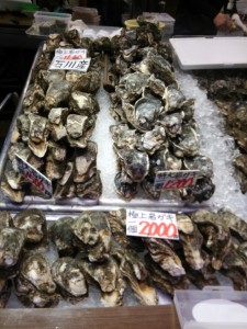 石川県金沢市 近江町市場 岩ガキが大量に販売されていました