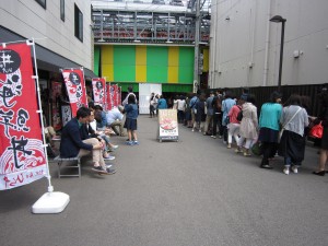 近江町海鮮丼家 ひら井 お店の前で順番を待つ人々