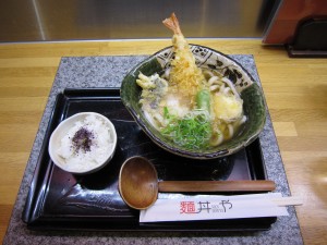 近江市場 麺丼や 天ぷらうどん
