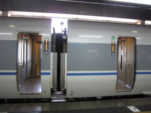 JR北陸本線 683系 特急サンダーバード 側面 扉の横に号車番号が書いてあります