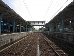 えちぜん鉄道 三国芦原線 あわら湯のまち駅 ホーム 左が福井方面行き、右が三国港方面行き
