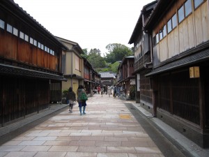 金沢 ひがし茶屋街 太い方の路地 やや奥の方を撮影