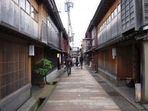 金沢 ひがし茶屋街 もう一本の細い方の路地へ