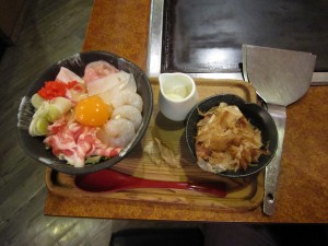 金澤 お好み焼き しずる オールミックス 自分で焼くシステムです