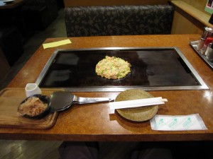 金澤 お好み焼き しずる 店内 ここで、こてがないことに気付く