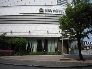 アパホテル 金沢駅前 建物を横から