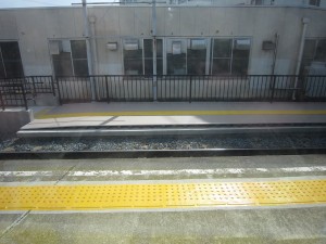 えちぜん鉄道 三国芦原線 新田塚駅 奥が低いホーム 手前が高いホーム