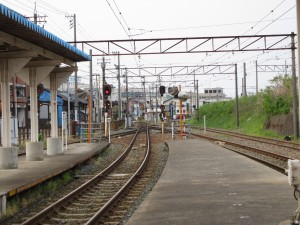 福井鉄道 越前武生駅 (旧:武生新駅) ホームから田原町方向を見る 旧型電車が留置されています