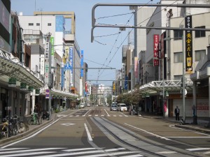 福井鉄道 福井駅-市役所前駅 福井市一の繁華街で、道路併用軌道になっています