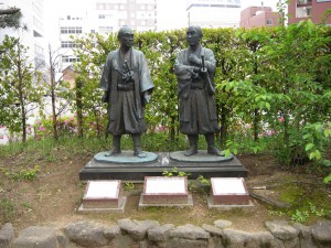 由利公正と横井小楠の銅像 福井城内堀公園にて