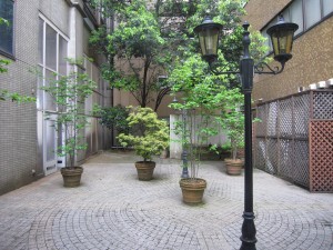 ホテル リバージュアケボノ 中庭 右が本館、左が東館です