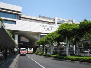 千葉都市モノレール線 千葉駅 駅舎 まるでJR線の千葉駅とくっついているように見えます