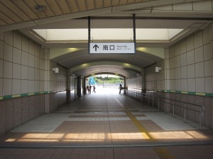 JR武蔵野線 舞浜駅 北口-南口の連絡通路