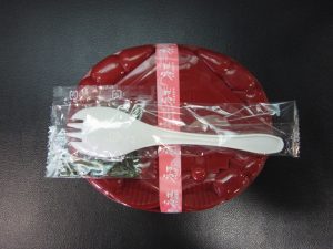福井駅 越前かにめし 容器 カニのデザインがあしらわれています
