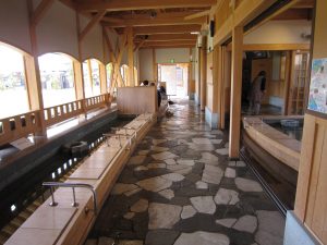 あわら温泉湯のまち広場 源泉かけ流し 芦湯 混浴 中は結構広いです