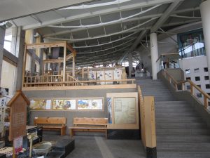 芦原温泉 セントピアあわら 玄関を入ったところ フロントはこの階段を登った2階にあります