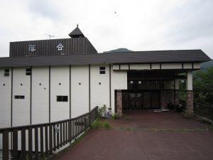 湯ヶ島温泉口バス停付近 廃墟と化したホテル 暖簾が逆さになっています