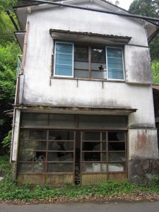 湯ヶ島温泉 廃墟ホテルの前の、朽ち果てた廃屋