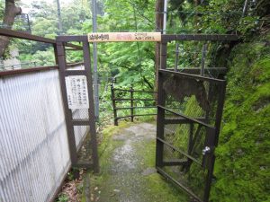 湯ヶ島温泉 世古の大湯 入り口 解放時間外は閉鎖されるみたいです