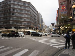 石川県金沢市 片町交差点 ここから香林坊交差点周辺までが、金沢の繁華街です