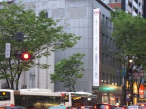 石川県金沢市 三菱東京UFJ銀行の看板 景観保護のため白い看板です