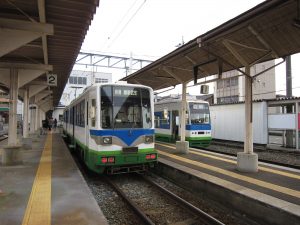福井鉄道 越前武生駅 (旧:武生新駅) ホーム 1番線と2番線に列車が止まっています