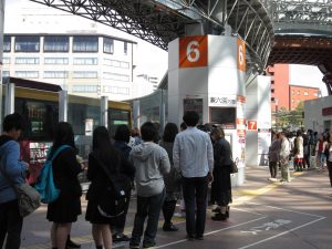 北陸鉄道バス 金沢駅前バスターミナル 6番乗り場 近江町市場、尾山神社、長町武家屋敷跡、21世紀美術館、兼六園下・金沢城方面に行きます