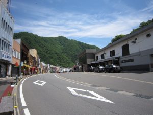 JR上越線 水上駅 駅前広場 お土産物屋さんや飲食店が立ち並びます