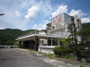 群馬県 水上温泉 ホテル大宮 廃業してから久しく、建物は廃墟と化しています