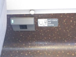 東北新幹線 はやて E5系 窓側のACコンセント