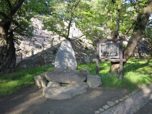 盛岡城址公園 岩手公園 宮野小提灯句碑 本丸への石段のふもとにあります