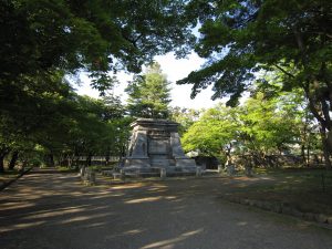 盛岡城址公園 岩手公園 本丸 真ん中にあるのは、南部利祥中尉銅像台座です