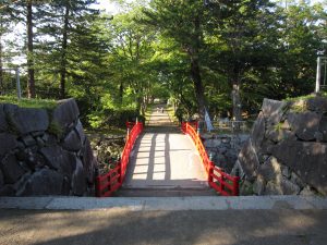 盛岡城址公園 岩手公園 本丸と二ノ丸の間にある丹塗りの橋
