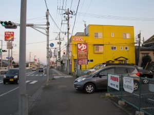 天然温泉 喜盛の湯 県道からの入り口 この交差点を向かって右に曲がります