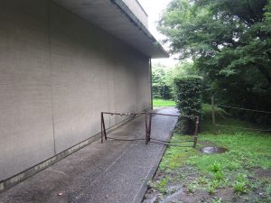 大分市美術館 公園内散策路への方向へ歩いた先 朽ち果てた感がハンパないバリケードで、通行不可になっていました